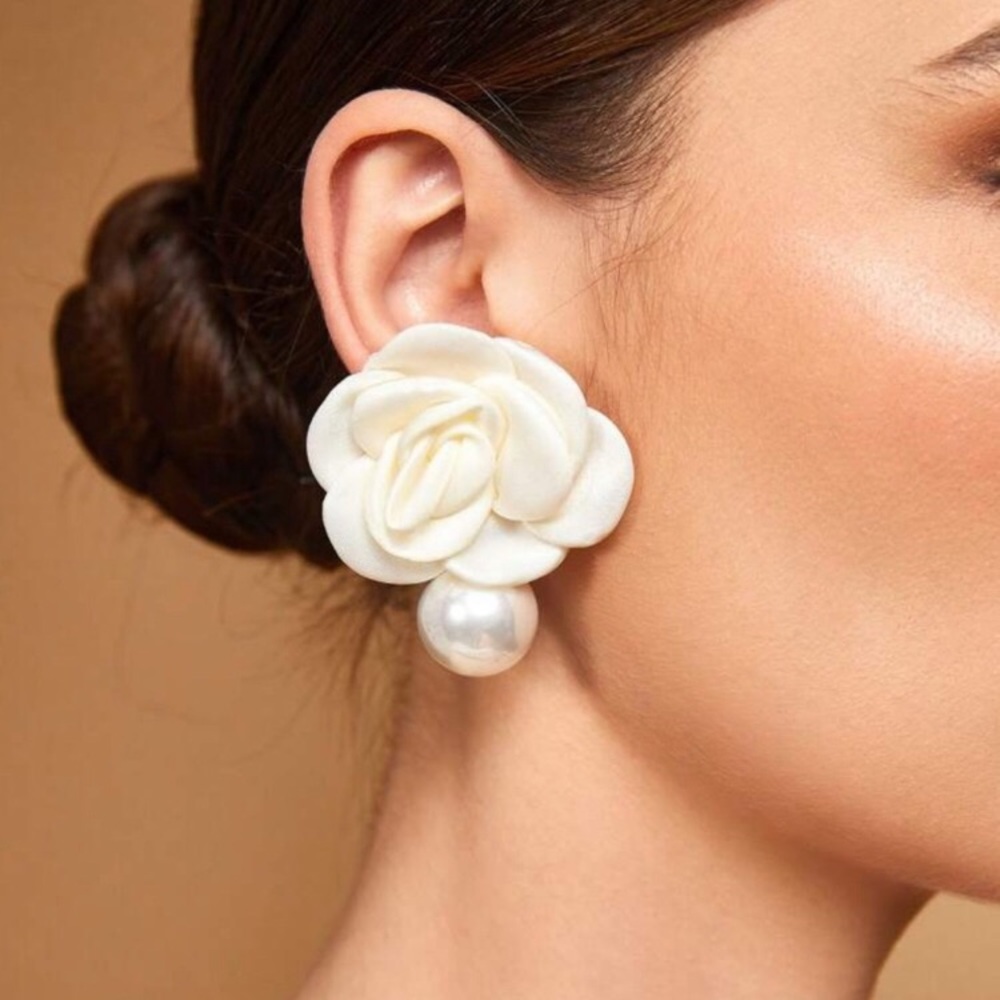 Elegant White Flower Pearl Drop Earrings New